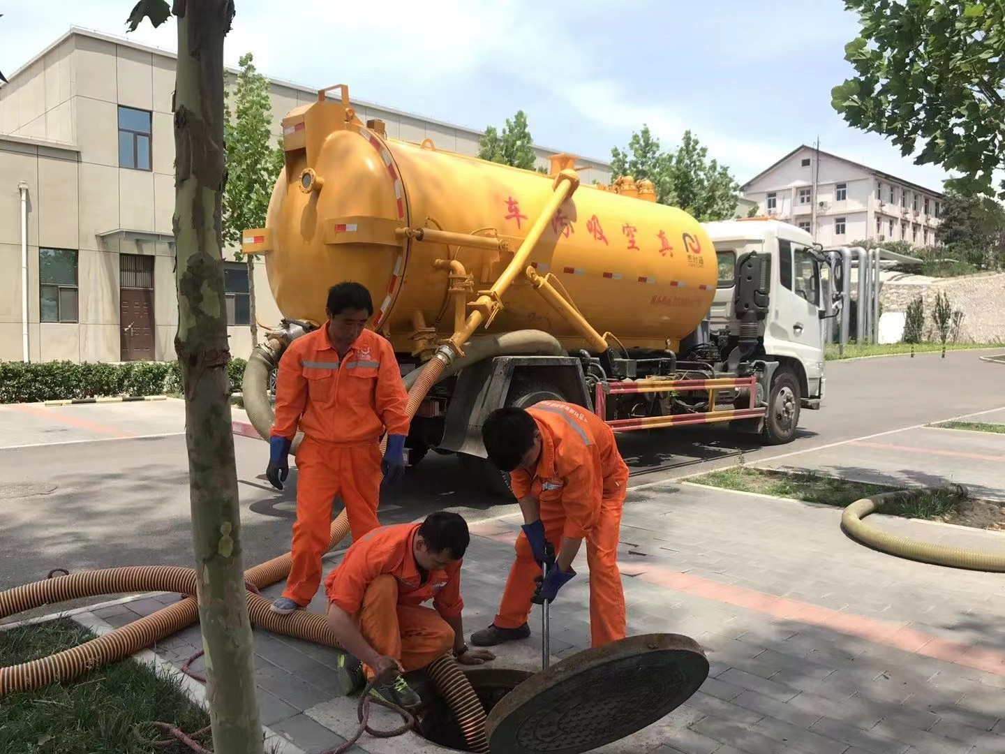 邵阳管道疏通车停在窨井附近