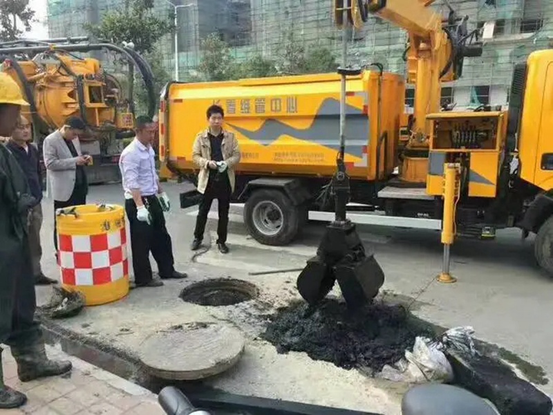 邵阳街道：网格员化身“清道夫”，为民解忧疏通“堵心”化粪池