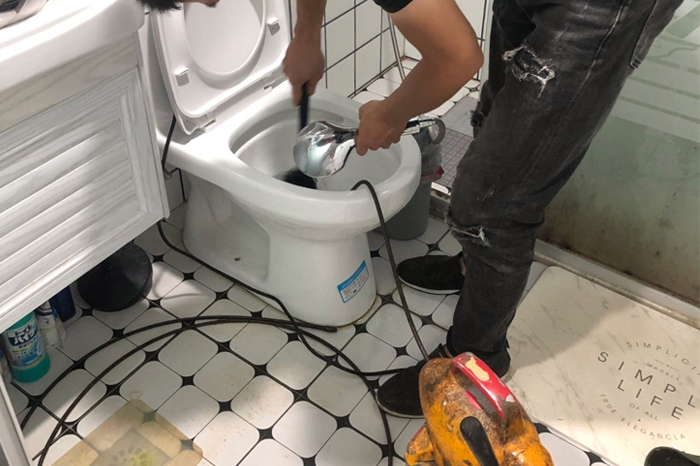 邵阳马桶堵塞自己疏通还是找师傅?专业上门服务让你省时更省心